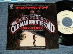Photo1: JOHN FOGERTY ジョン・フォガティ(Ex:CCR) - A)OLD MAN DOWN THE ROAD  B) BIG TRAIN(FROM MEMPHIS) (Ex++/MINT- ) / 1985 JAPAN ORIGINAL  Used 7" 45 rpm Single 
