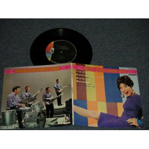 Photo: THE VENTURES ベンチャーズ  -  PIPELINE : POPULAR GOLDEN COMPACT SERIES パイプライン : ポピュラー・ゴールデン・コンパクト・シリーズ (MINT-/MINT) / 1970's Version JAPAN ORIGINAL "700 Yen Mark" Used 7" 33rpm EP