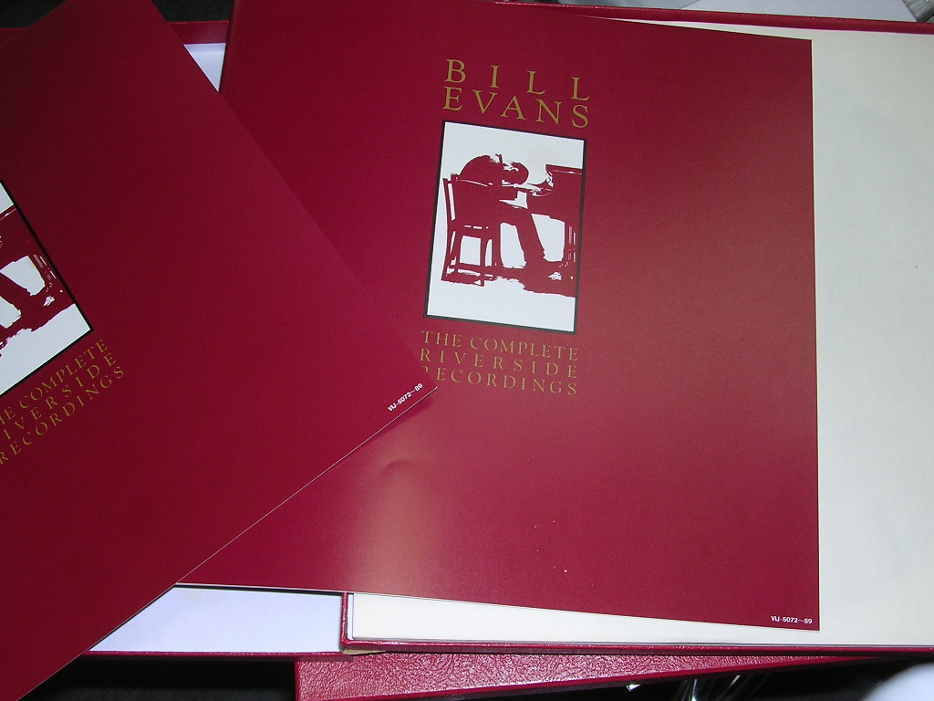 Photo: BILL EVANS ビル・エヴァンス - THE COMPLETE RIVERSIDE RECORDINGS ( 18 LPs BOX SET + 2 BOOKLET ) / 1985 JAPAN LP+OBI 