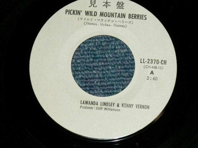 Photo: LAWANDA LINDSEY & KENNY VERNON ラワンダ・リンゼイ　＆ケニー・ヴァーノン - PICKIN' WILD MOUNTAIN BERRIES ワイルド・マウンテイン・ベリーズ  ( Ex++/Ex++ Spray Misted)   / 1970 JAPAN ORIGINAL  "WHITE Label PROMO" Used 7" Single 