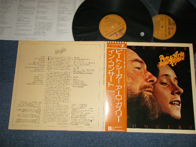Photo1: PETE SEEGER & ARLO GUTHRIE ピート・シーガー＆アール・ガスリー - TOGETHER IN CONCERT (MINT-/MINT-) / 1975 JAPAN ORIGINAL Used 2-LP with OBI