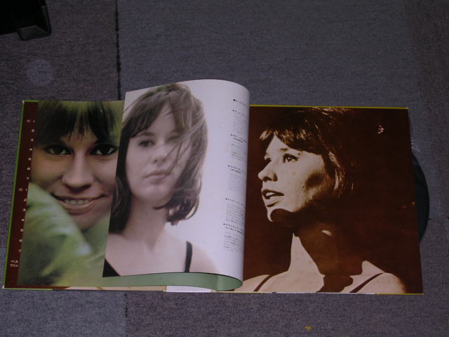 Photo: ASTRUD GILBERTO - THE BEST OF  / 1971 Version JAPAN REISSUE Used LP w/OBI  